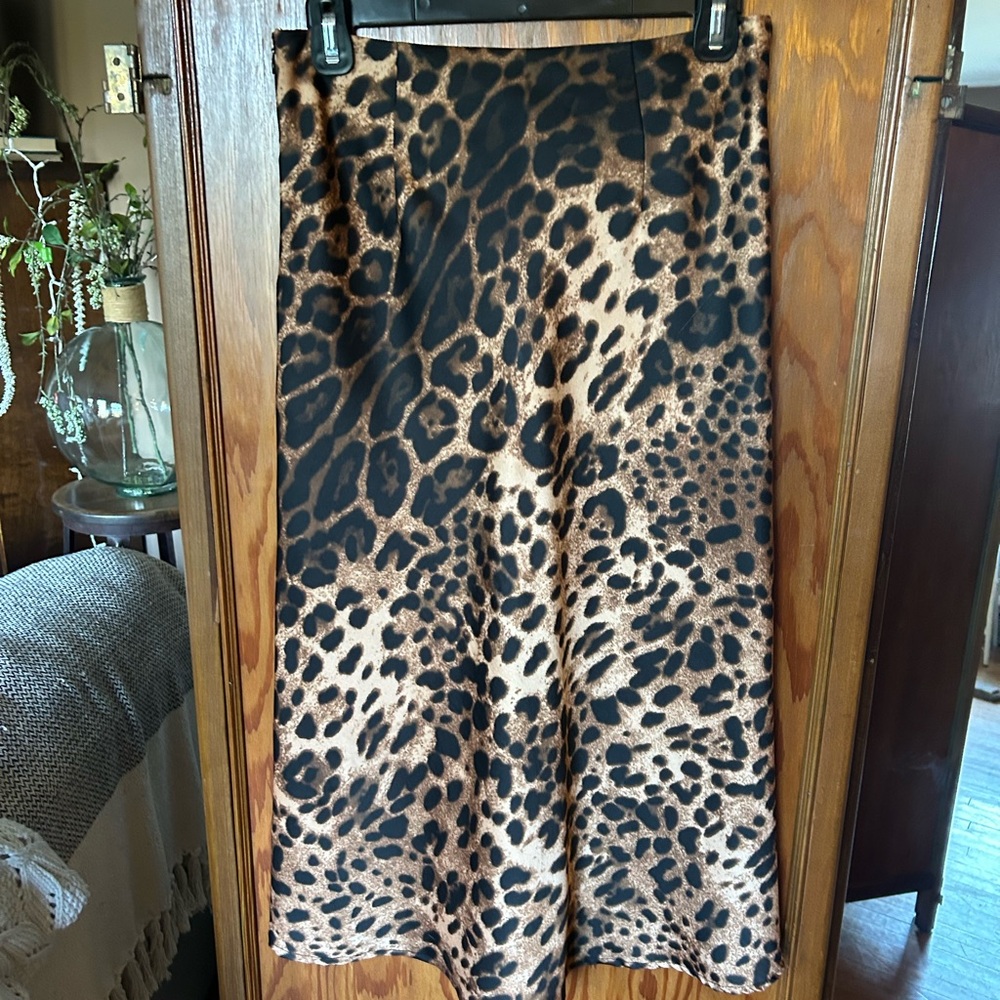 Lulus leopard midi skirt. Small. Très Chic!
